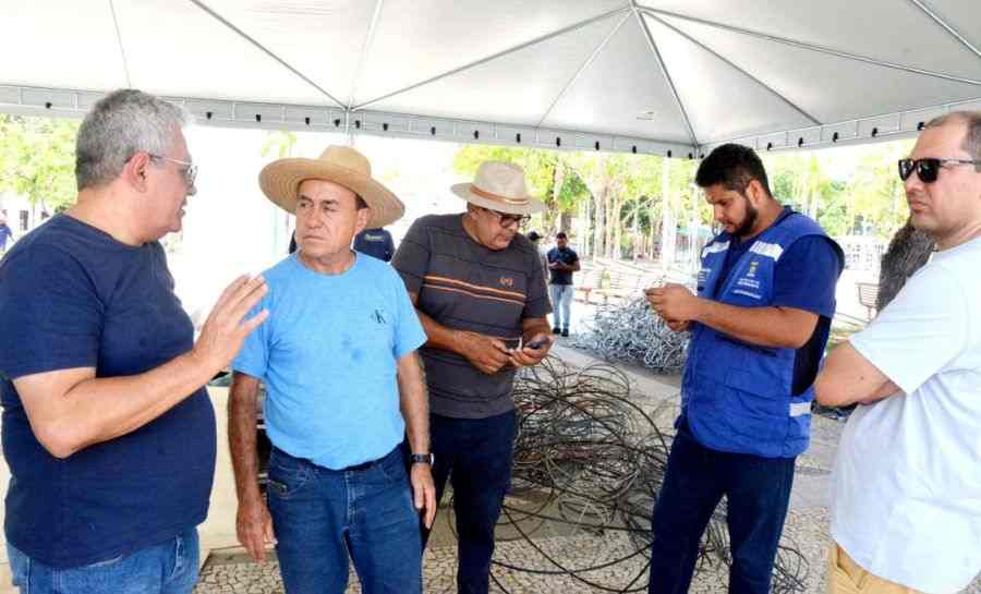 Prefeito vistoria preparativos para decoração natalina de 2023